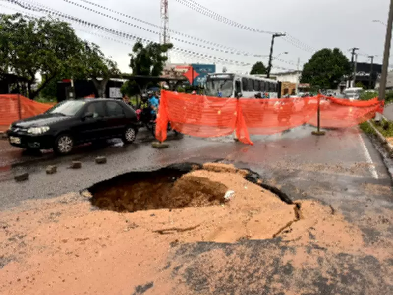 Cratera se abre em avenida de Natal e causa caos no trânsito da Zona Norte