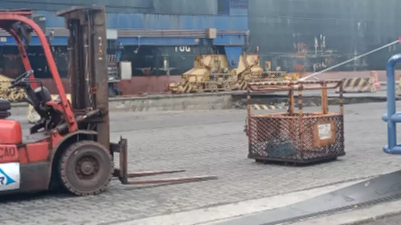 Cratera se abre no Porto do Pecém durante transporte de placa de aço