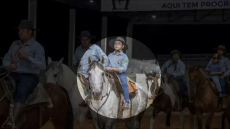Criança de 9 anos morre após cair de cavalo e ser arrastada em acampamento no Paraná