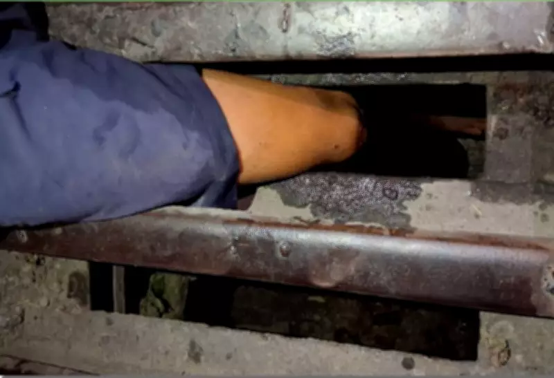 Criança é resgatada após perna ficar presa em grade de bueiro em Arcos