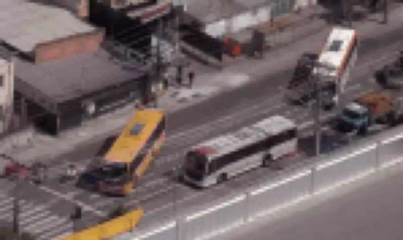 Criminosos sequestram cinco ônibus e os usam como barricadas no Rio