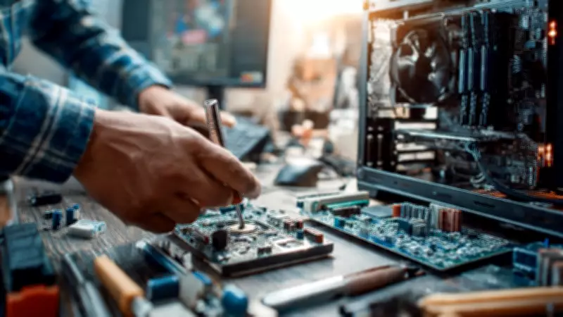 Curso gratuito de manutenção de computadores para jovens em CG