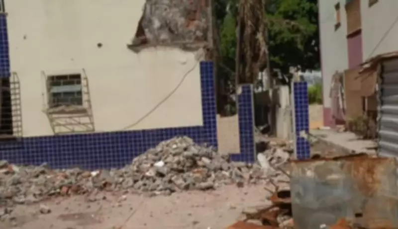 Demolição de prédio atingido por explosão de gás inicia no Stiep, em Salvador