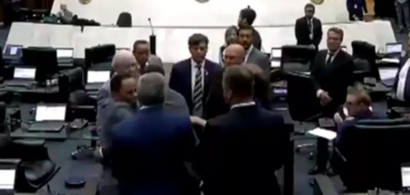 Deputados do Paraná trocam xingamentos e um é contido em plenário da Alep