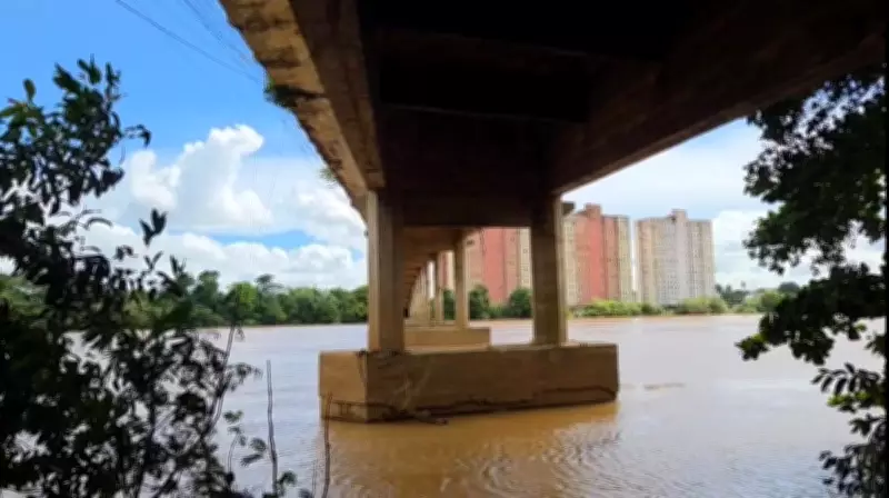 Deslizamento de terra próximo à Ponte Leonel Brizola preocupa moradores em Campos