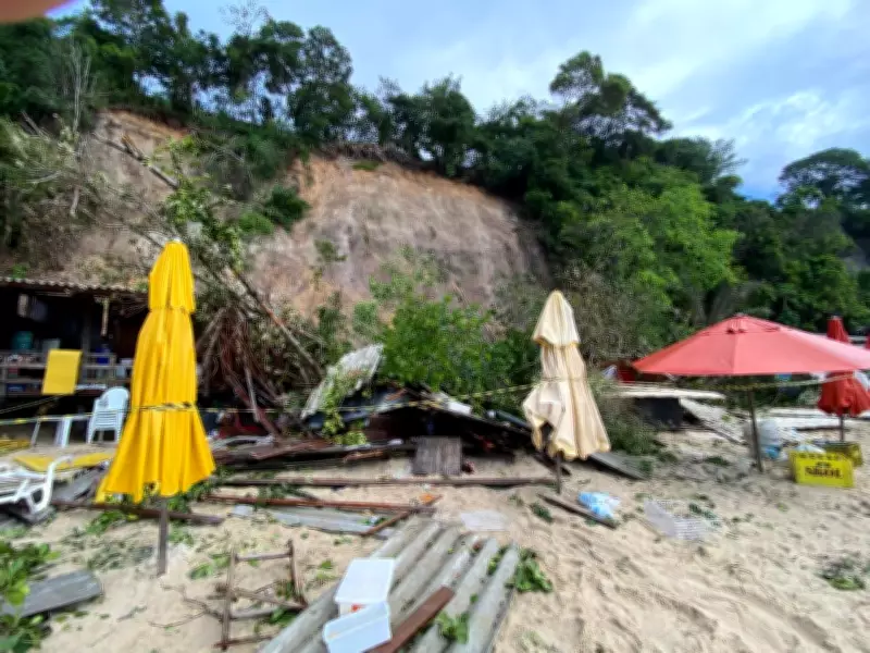Deslizamento em falésia na Praia do Madeiro destrói barracas em Pipa, RN