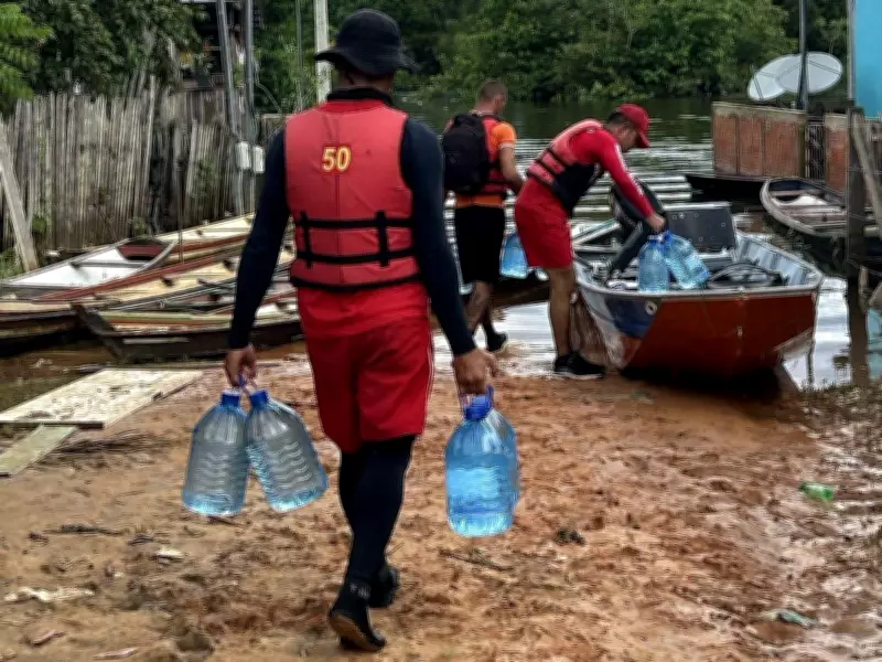 Distribuição de água potável atinge famílias afetadas pela cheia do Rio Juruá no Acre