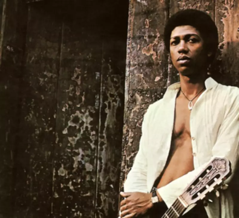 Djavan celebra 50 anos de carreira com turnê e relembra álbum de estreia de 1976