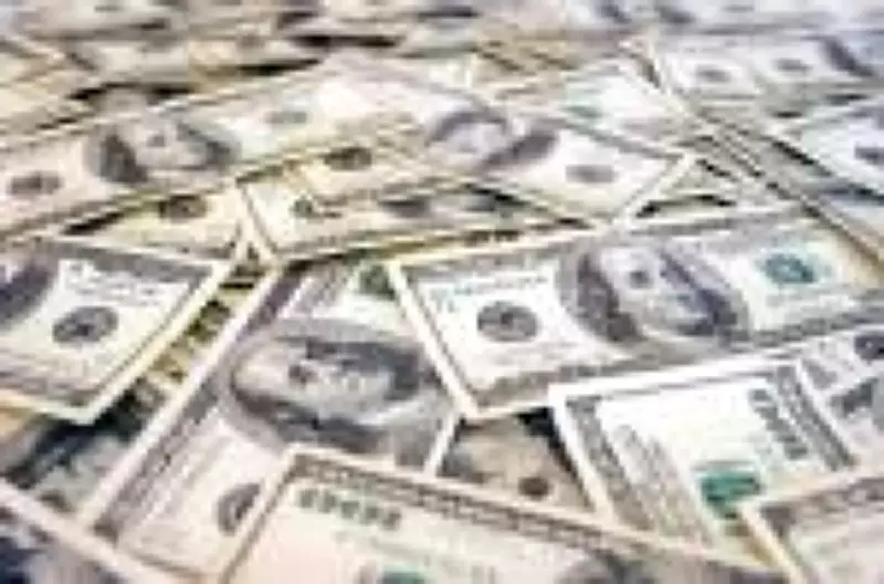 Dólar atinge menor patamar em dois anos: especialistas analisam se é hora de comprar