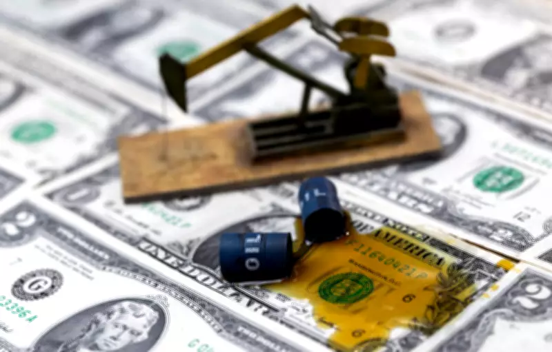 Dólar cai abaixo de R$ 5: especialistas recomendam compra fracionada e cautela