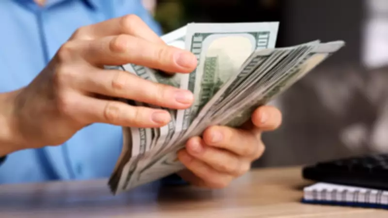Dólar cai e Bolsa oscila com reabertura do Estreito de Hormuz e otimismo em acordo de paz