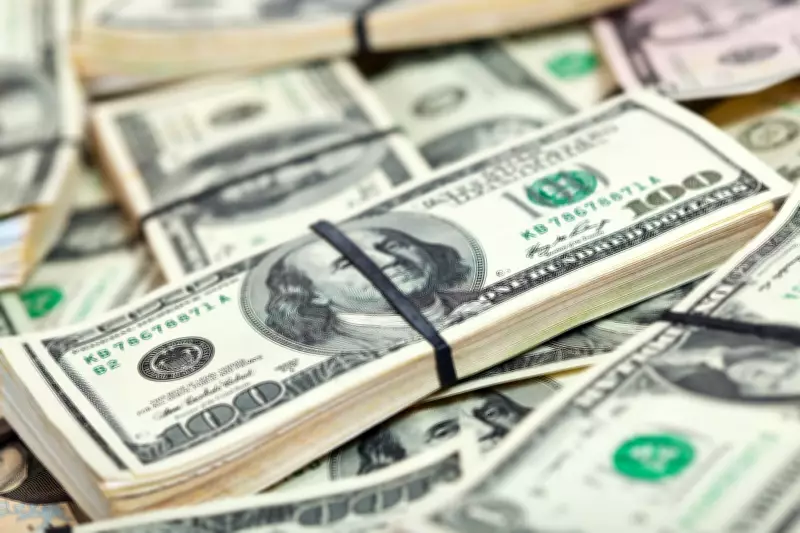 Dólar recua e petróleo cai com sinais de desescalada no conflito Irã-EUA-Israel