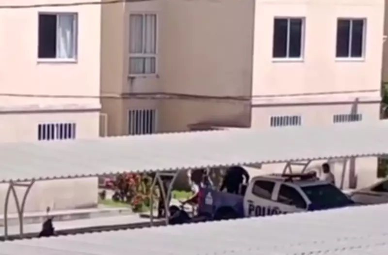Dois suspeitos morrem e policial é ferido em intenso tiroteio dentro de condomínio em Aracaju