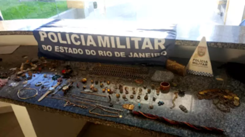 Dois suspeitos são presos com joias roubadas após abordagem policial na RJ-162