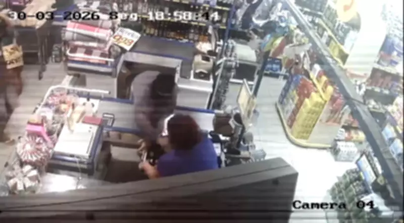 Dona de mercearia reage e bate na mão de assaltante durante roubo em Bom Despacho, MG