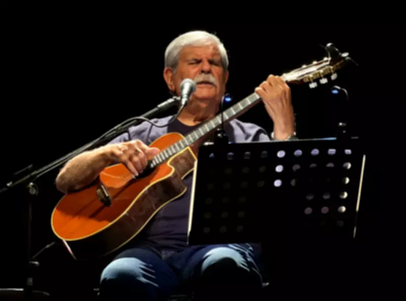 Dori Caymmi brilha em show 'Utopia' no Teatro Ipanema com voz e violão magistrais