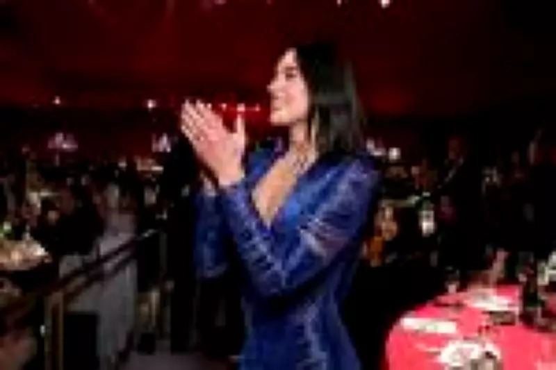 Dua Lipa troca unhas elaboradas por esmalte preto e redefine tendência de beleza