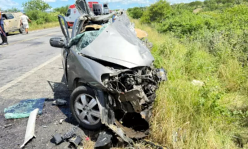 Duas pessoas morrem em colisão frontal entre carro e carreta na BR-242, em Rafael Jambeiro