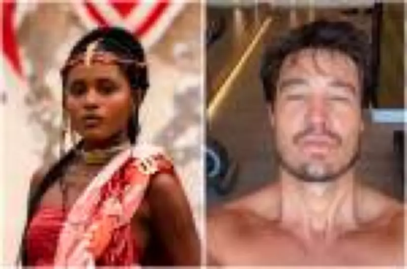 Duda Santos e Tiago Iorc são flagrados aos beijos após peça de teatro no Rio
