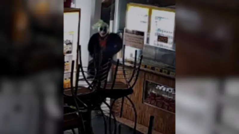 Dupla com máscara de palhaço invade lanchonete e furta dinheiro e bebidas em Uberlândia