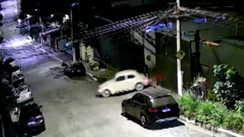 Dupla invade oficina de carros antigos em SP e usa veículo de luxo no furto