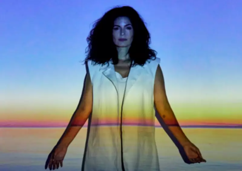 Emanuelle Araújo lança 'Corra para o mar', álbum que celebra a ancestralidade baiana