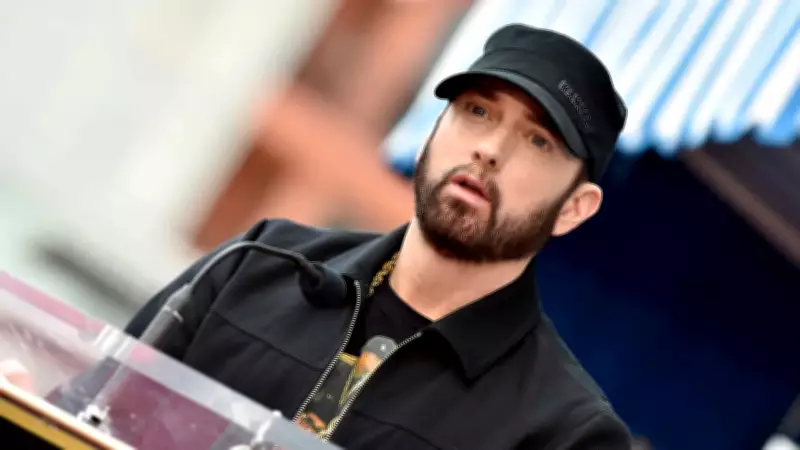 Eminem celebra 18 anos de sobriedade com medalha e recebe apoio mundial
