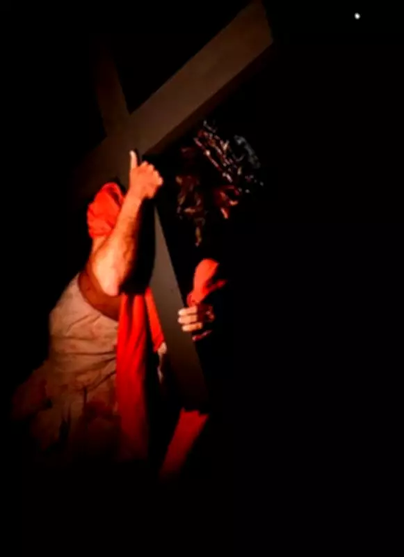 Encenação da Paixão de Cristo atrai multidão em Cabo Frio durante Semana Santa