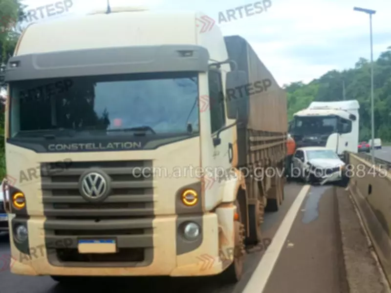 Engavetamento com oito veículos interdita parcialmente a SP-310 em Corumbataí