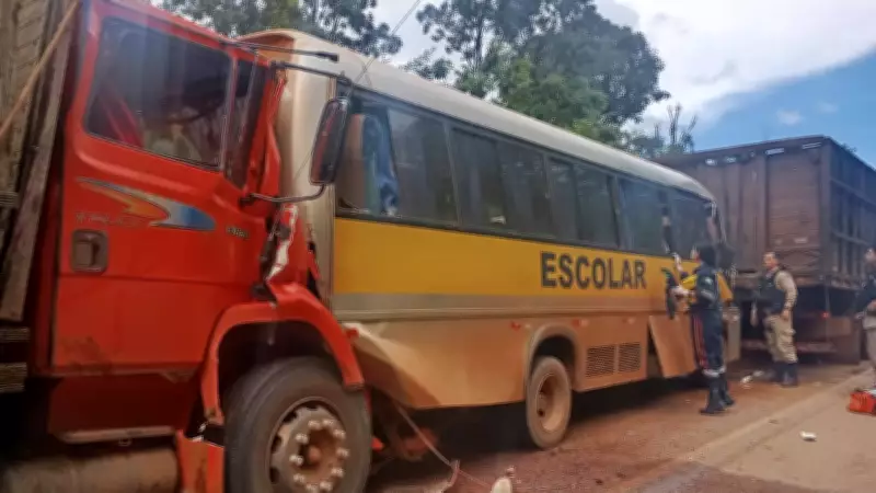 Engavetamento entre caminhões boiadeiros e transporte escolar deixa seis feridos em Paracatu, MG