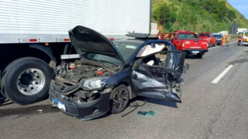 Engavetamento na Via Dutra em Barra Mansa deixa feridos e interdita pista sentido São Paulo