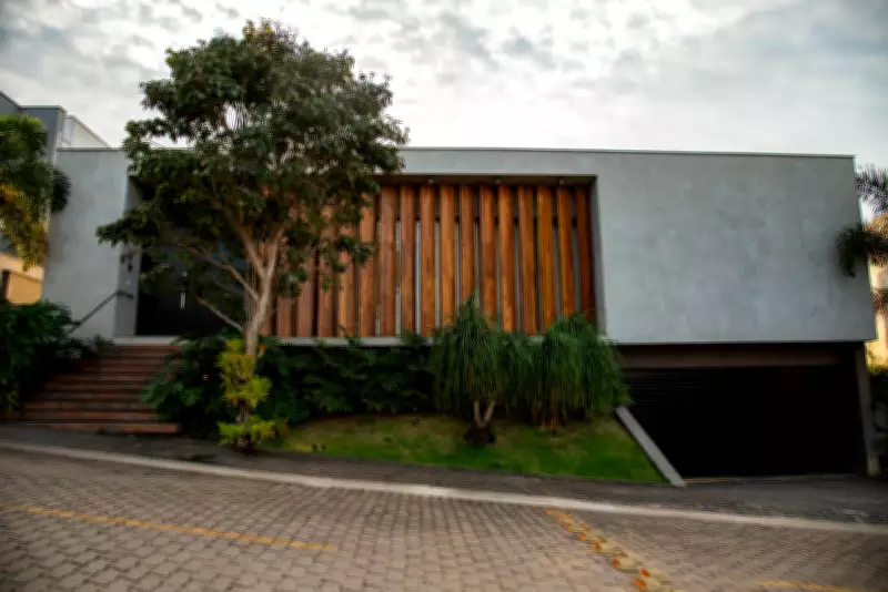 Entre brises e jardins: casa contemporânea integra interior e exterior com elegância