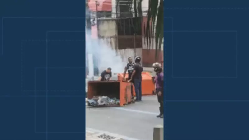 Entregadores protestam no Rio após discussão com moradora que chutou capacete