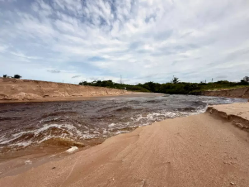 Enxurrada de água escura e malcheirosa deságua no mar da Paraíba, gerando alerta ambiental