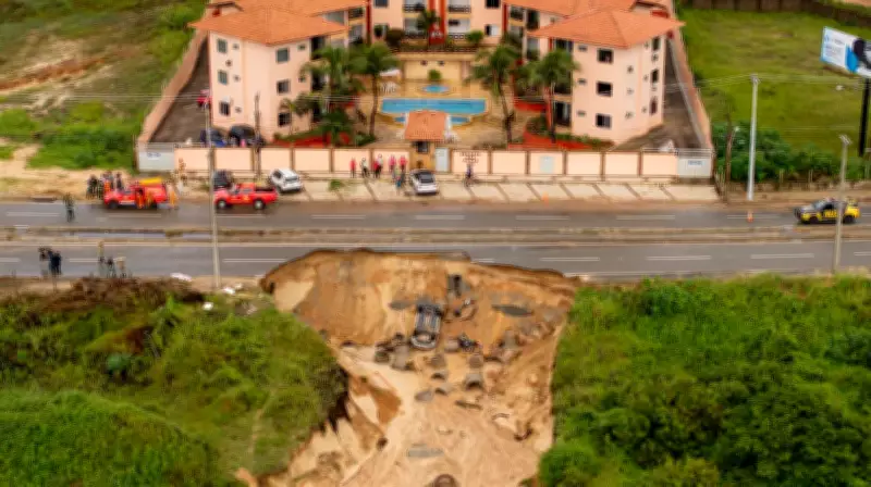 Estrada entre Fortaleza e Aquiraz cede com chuvas e engole carro e motos; um morto