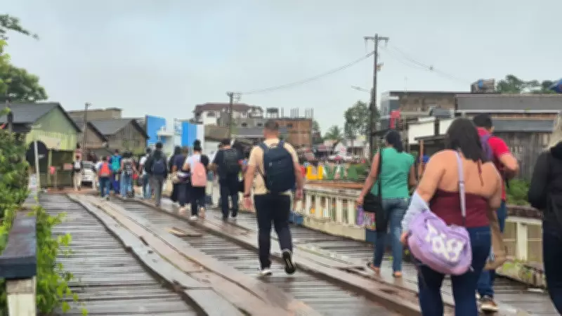 Estudantes enfrentam risco diário em ponte comprometida por cheia no Acre