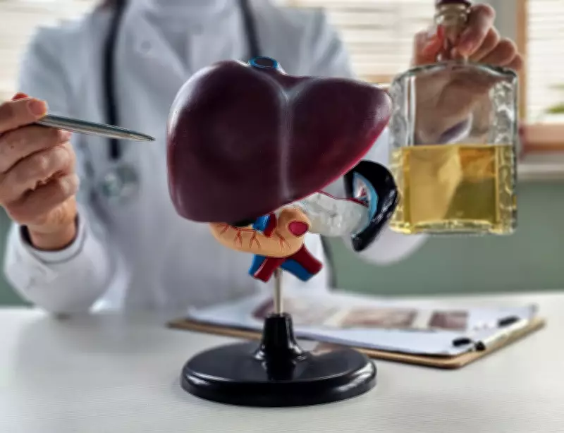 Estudo alerta: beber muito de vez em quando triplica risco de danos ao fígado em 1/3 da população