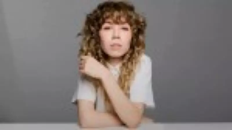 Ex-estrela da Nickelodeon lança romance sobre relacionamento professor-aluna