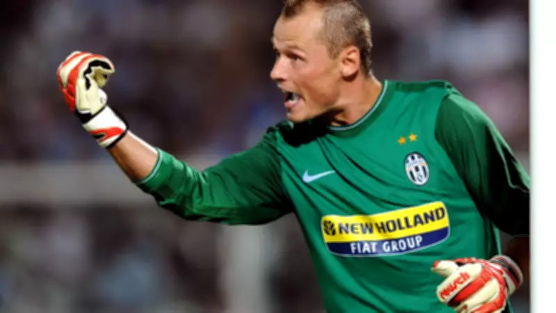 Ex-goleiro do Arsenal, Alex Manninger, morre em acidente com trem na Áustria