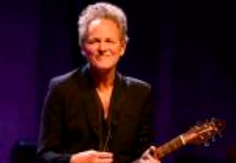 Ex-guitarrista do Fleetwood Mac, Lindsey Buckingham, é atacado com substância misteriosa na Califórnia