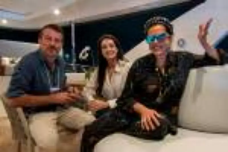 Ex-secretário de saúde e Narcisa Tamborindeguy se encontram em megaiate no Rio Boat Show 2026