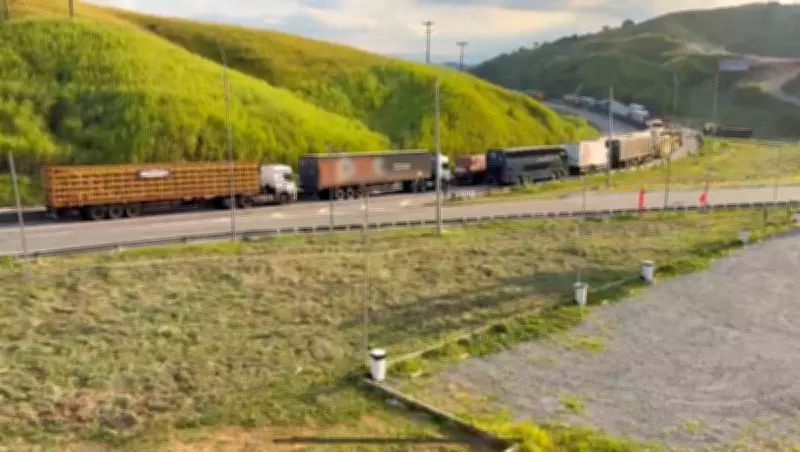 Explosão de carreta com gás na Via Dutra deixa duas mortas e trânsito caótico em Barra Mansa