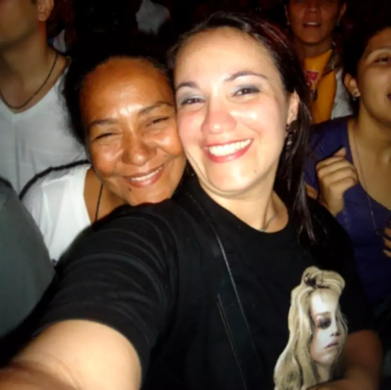 Fã de Shakira vai a show em Copacabana para homenagear a mãe falecida
