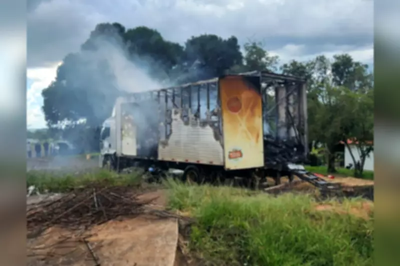 Fagulhas de serra elétrica causam incêndio em caminhão em Regente Feijó