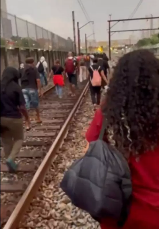 Falha elétrica causa superlotação e passageiros andam nos trilhos da CPTM em SP