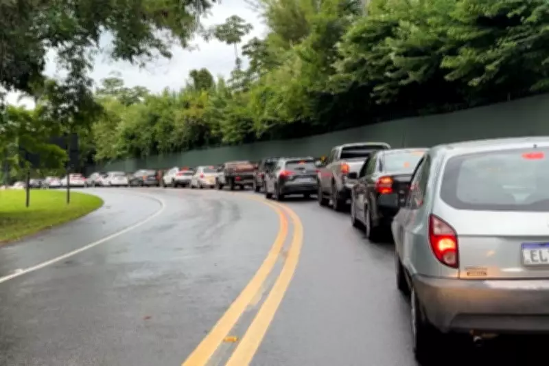 Feriado de Tiradentes provoca trânsito intenso e filas na Rio-Santos no Litoral Norte de SP