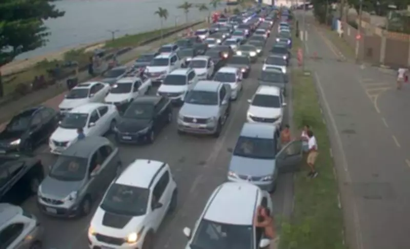 Fila de balsa entre Ilhabela e São Sebastião atinge 3h30 no domingo de Páscoa