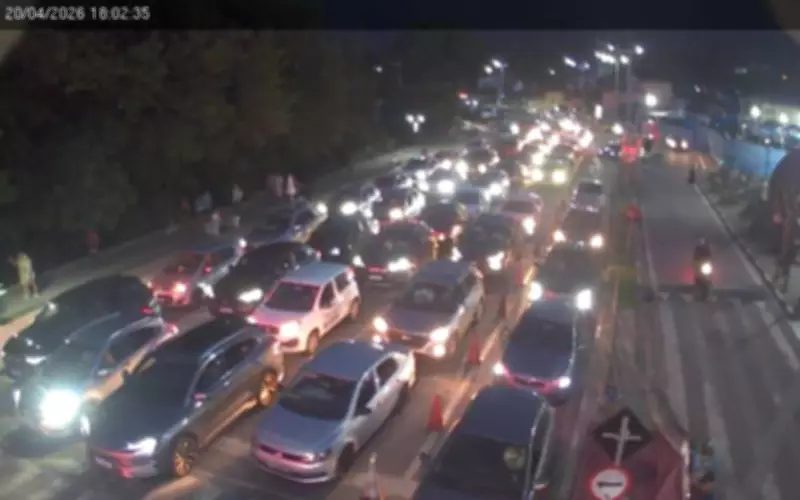 Fila de espera de 3 horas na travessia de balsa entre Ilhabela e São Sebastião