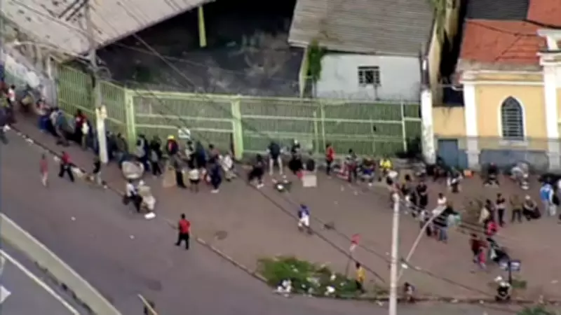 Fila histórica em BH: centenas buscam peixes gratuitos em tradição de 33 anos