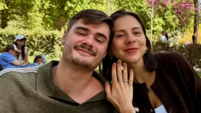 Filho de Fábio Assunção, João, 23, anuncia noivado com pedido romântico em parque